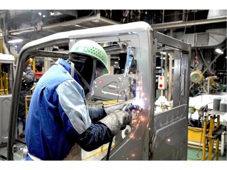 建設機械向け運転室の溶接作業