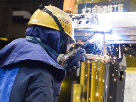 建設機械向け運転室の溶接作業